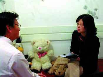 中國(guó)首批職業(yè)心理咨詢師在上海持證上崗 心理健康服務(wù)新篇章
